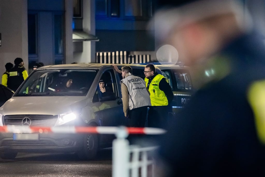 In einer Wohnung in der Wichmannstraße sind am Sonntagabend mehrere Menschen durch Schüsse verletzt worden.