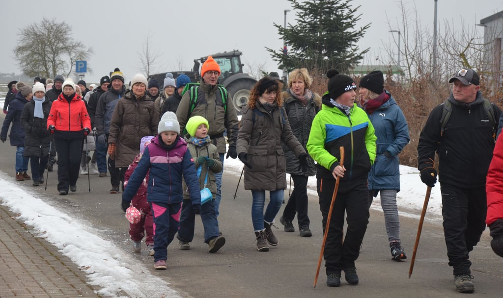 Vom Feuerwehrgerätehaus in Altbrandsleben aus wanderten die Teilnehmer der Grünkohlwanderung in das Hohe Holz.