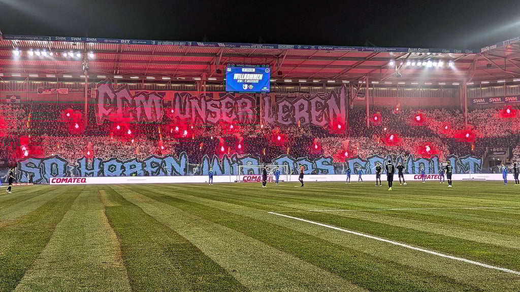 Nach dem Ost-Duell 1. FC Magdeburg gegen Dynamo Dresden, auch Elb-Classico genannt, beklagt die Polizei 64 verletzte Beamte.