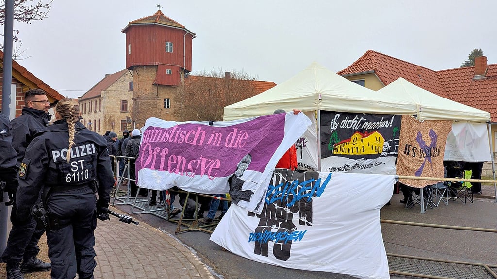 Vorm „Schäfchen“ in Schnellroda demonstrierten am Sonntag rund 90 Personen gegen Götz Kubitscheks „Winterakademie“.