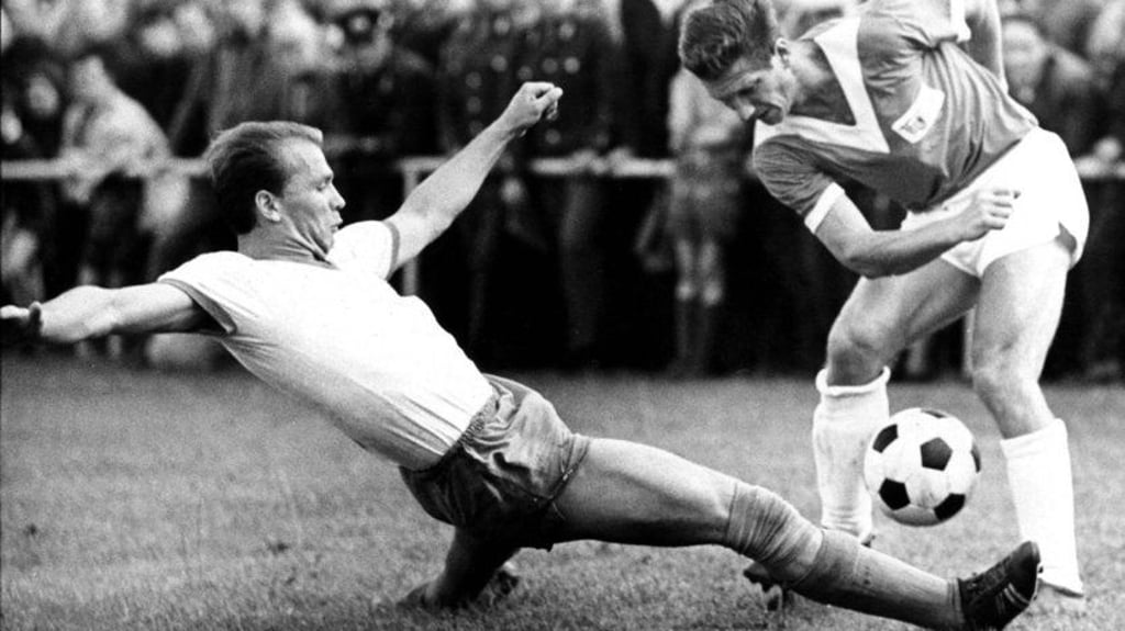 Halles Klaus Urbanczyk (links) verteidigt 1966 in der Oberliga gegen Union Berlins Ralf Quest.