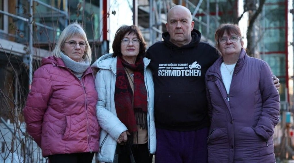 Petra Toth (69) (von links) lebt seit 24 Jahren im Haus, Ute Köhler (84) lebt seit 27 Jahren im Block, Frank Schmidtchen (66) seit 37 Jahren und Martina Schaffrin (70) zog 1976 ein – also vor 50 Jahren. Alle vereint die dritte und wohl nervigste Rekonstruktion in der Zscherbener Straße.