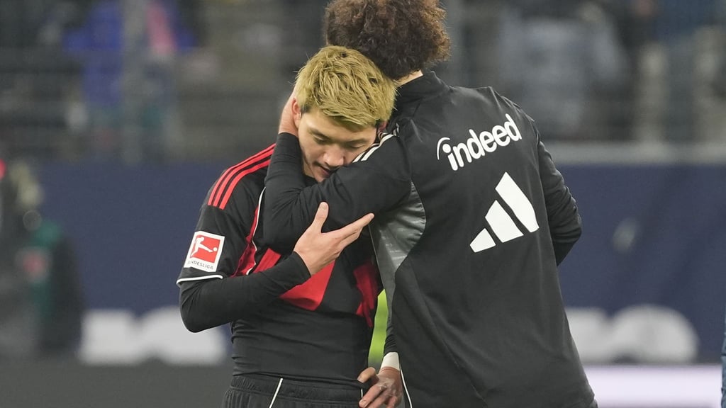 Komm' in meine Arme: Arthur Theate (r) tröstet Mitspieler Ritsu Doan nach dem 1:3.