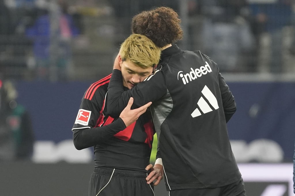 Komm' in meine Arme: Arthur Theate (r) tröstet Mitspieler Ritsu Doan nach dem 1:3.