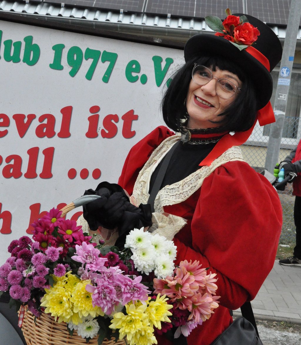 Bunte Frühlingdboten verteilte Astrid Klingeberg vom ECC.