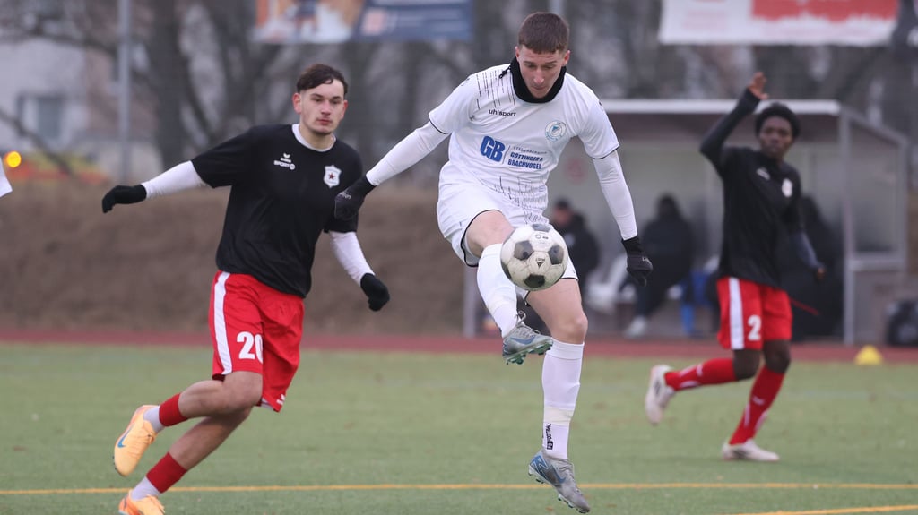 Domenic Garz (r./gegen Adrien Weber) setzte im Testspiel bei den Roten Sternen den Schlusspunkt zum 4:1-Sieg der Fortunen.