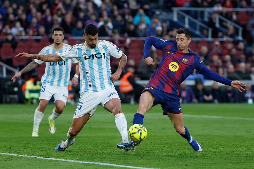 Barcelonas Robert Lewandowski (r) im Zweikampf mit David Carmo von Real Oviedo.