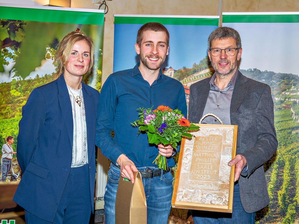 Beim Mitteldeutschen Weinbautag für das Anbaugebiet Saale-Unstrut im Euroville in Naumburg wurde Matthias Philipp (Mitte), der im Weingut Zahn gelernt hat,  als bester Lehrling geehrt. Gebietsweinkönigin Paula Löber  und Weinbaupräsident Andreas Clauß nahmen die Gratulation vor. 