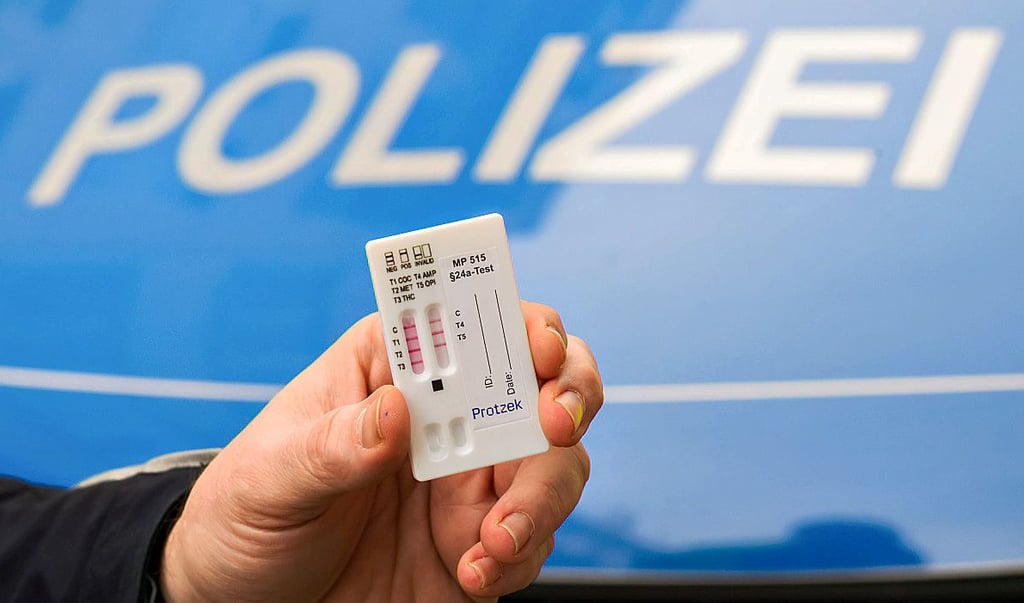 Bei zwei Fahrzeugführern zeigt der Drogenschnelltest an.