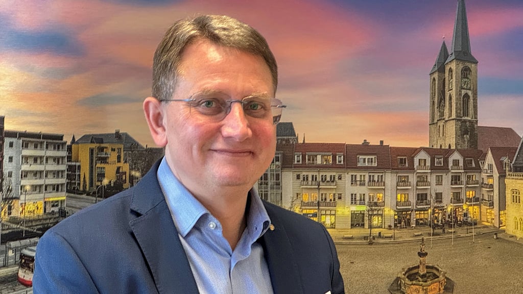 Christian Mokosch, Geschäftsführer des Stadtkonzerns Nosa, vor einem Bild seiner Heimatstadt Halberstadt.