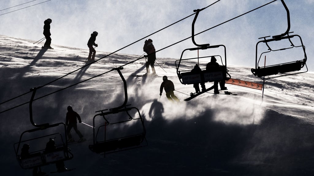 Auf Skipisten in Österreich und der Schweiz sind am Wochenende erneut mehrere Freizeitsportler verunglückt.