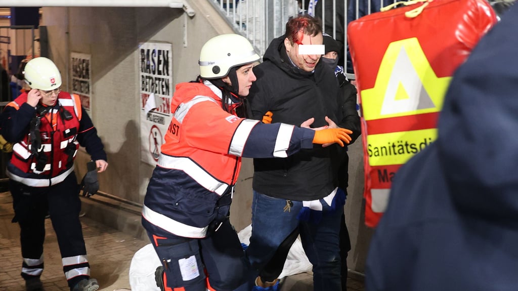 Die Sanitäter vor Ort mussten beim Ostderby des 1. FC Magdeburg gegen Dynamo Dresden am Samstagabend zahlreiche verletzte Fans und Polizisten verarzten.