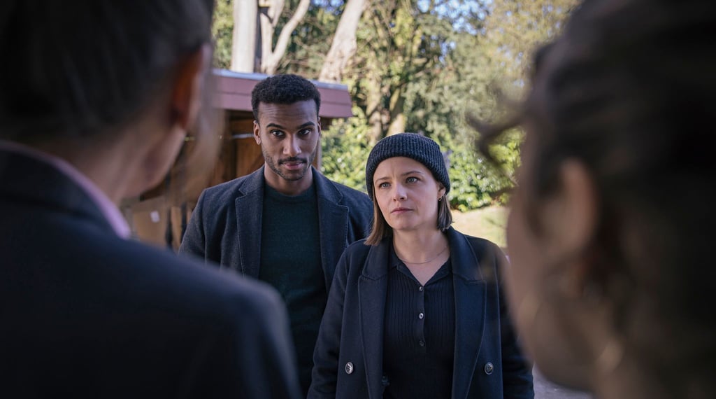 Liv Moormann und Patrice Schipper (M, Jasna Fritzi Bauer und Tijan Njie) überbringen eine traurige Nachricht.