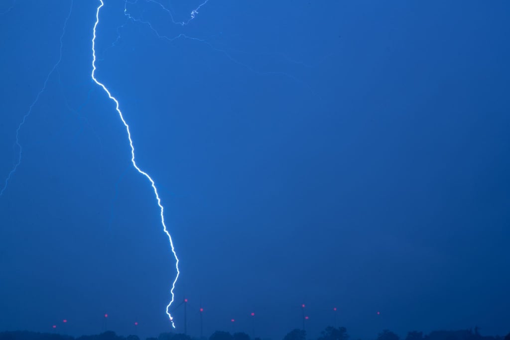 Bei einer Demo für Ex-Präsident Jair Bolsonaro trifft ein Blitz zahlreiche Menschen in Brasília. (Archivbild)