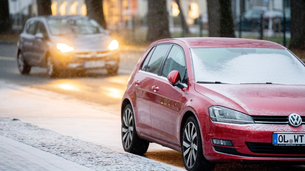 Autofahrerin Niedersachsen kommen auf glatten Straßen ins Rutschen. (Archivbild)