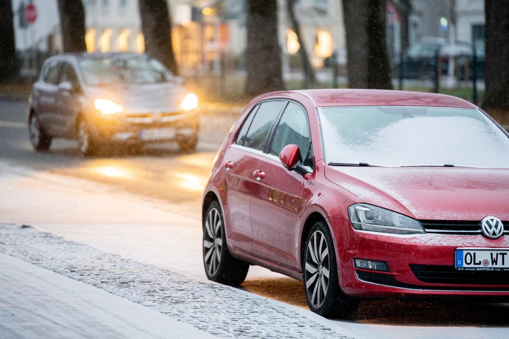 Autofahrerin Niedersachsen kommen auf glatten Straßen ins Rutschen. (Archivbild)