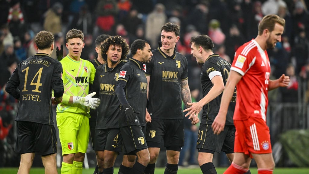 Die Bayern um Harry Kane (r) ärgern sich über die Niederlage.