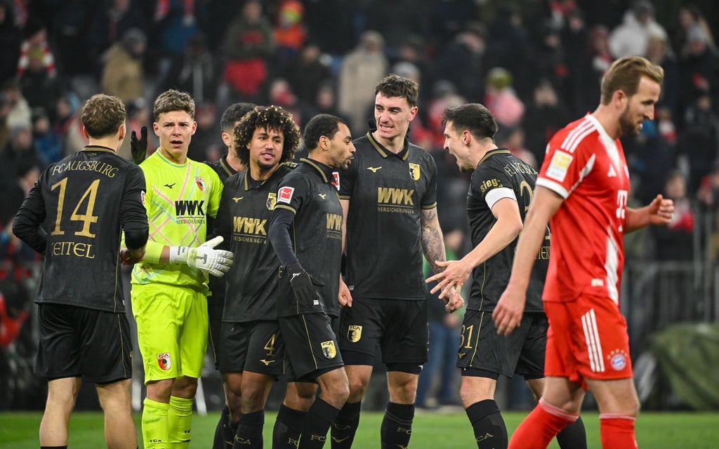 Die Bayern um Harry Kane (r) ärgern sich über die Niederlage.