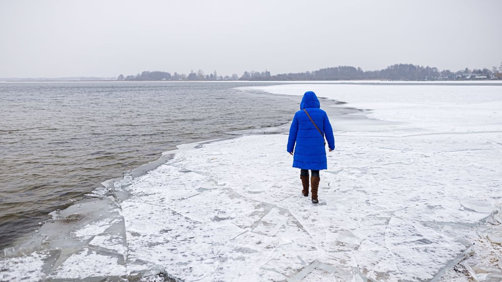Beim Betreten der zugefrorenen Seen in Niedersachsen droht Lebensgefahr.