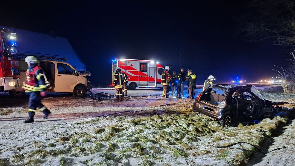Die Feuerwehr hat den Mann mit schwerem Gerät aus seinem Wagen befreit.