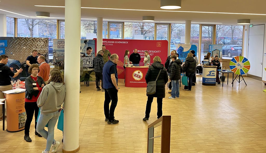Hempelmann, Thyssenkrupp oder Wohnungsbaugenossenschaft hatten einen Stand in der Aula des Gymnasiums. 
