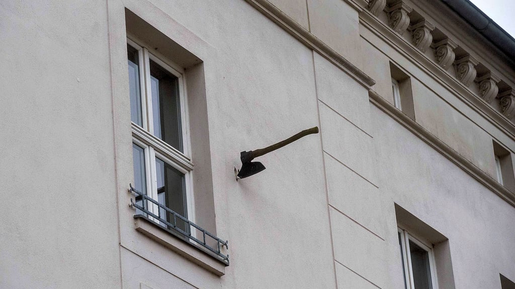 Direkt neben dem früheren Bürgermeisterbüro: Die Axt in der Fassade des Roßlauer Rathauses soll den Bürgermeister daran erinnern, immer auf die Bürger zu hören.