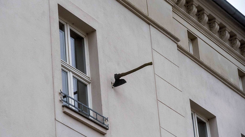 Direkt neben dem früheren Bürgermeisterbüro: Die Axt in der Fassade des Roßlauer Rathauses soll den Bürgermeister daran erinnern, immer auf die Bürger zu hören.