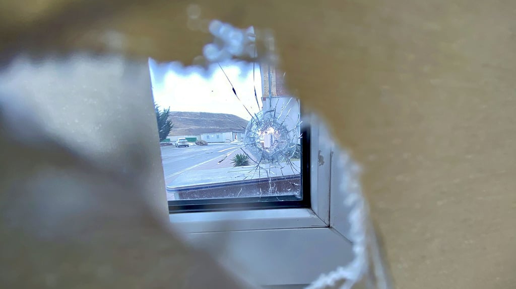 Durch Fenster und Vorhang hindurch traf das Projektil auf einen Schrank mit Akten und anderen Utensilien.