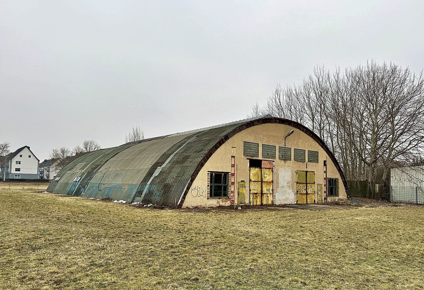 Verein will die denkmalgeschützte Halle für Exponate: Wahnwitzige Idee: Zieht historische Rundbogenhalle per Helikopter ins Dessauer Technikmuseum um?