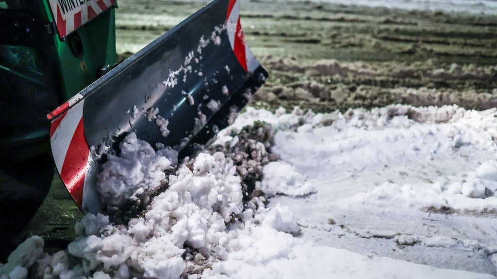 Schnee in Stuttgart wird geräumt.