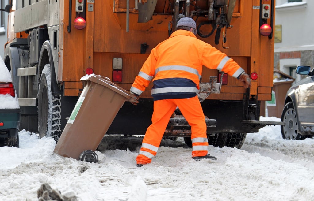 Der Schnee macht den Müllfahrzeugen zu schaffen. (Symbolbild)