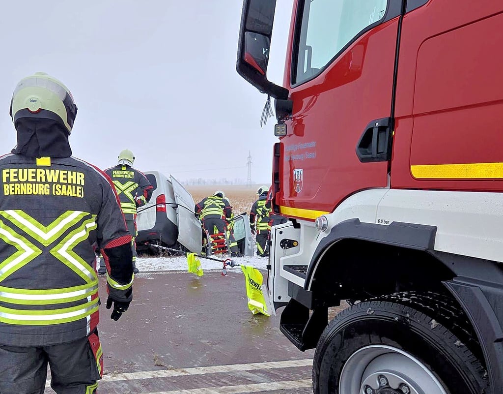 Ein Kleintransporter landete auf glatter Fahrbahn der B6n im Graben.