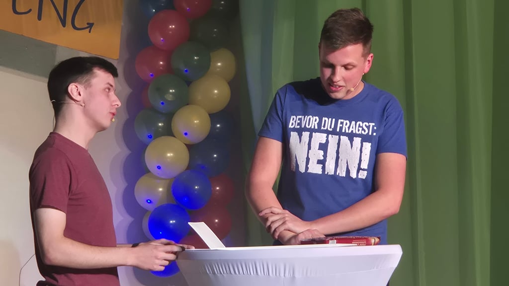 Jan und Jonas setzten in ihrem Beitrag die lokale Brille auf.