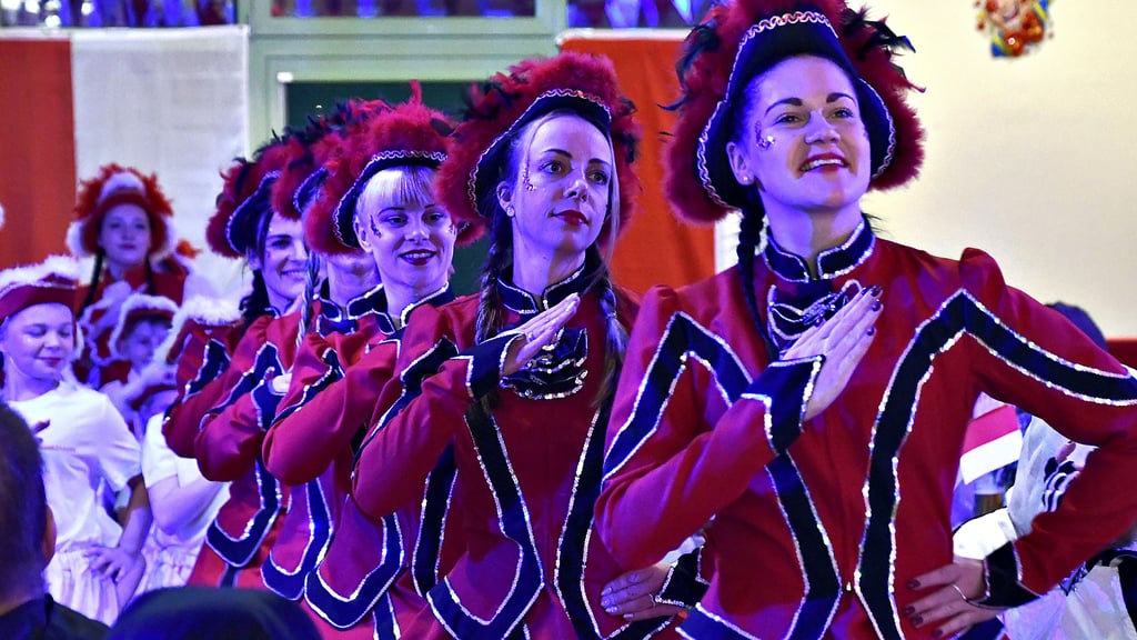 Höchste Anspannung bei der Präsidentengarde, denn gleich beginnt im Gaterslebener Dorfgemeinschaftshaus der Einmarsch zur Elferratssitzung.  