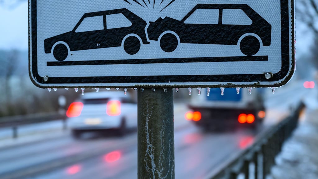 Schnee und Eis haben in Brandenburg für Probleme im Morgenverkehr gesorgt.