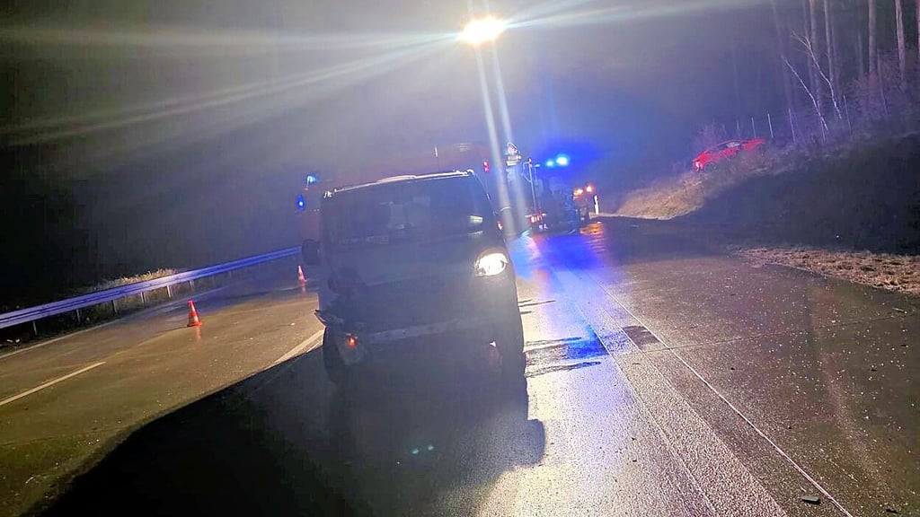 Bei einem Glätteunfall auf der A 9 bei Coswig sind mehrere Menschen verletzt worden.