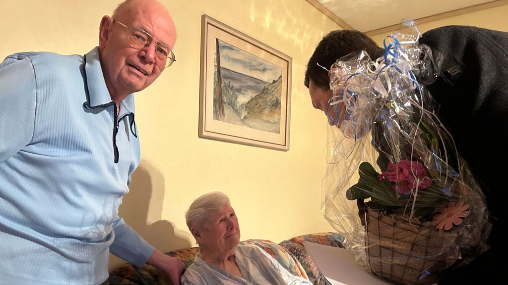 Landrat Steffen Burchhardt gratuliert Brigitte und Walter Telge zur Eisernen Hochzeit.