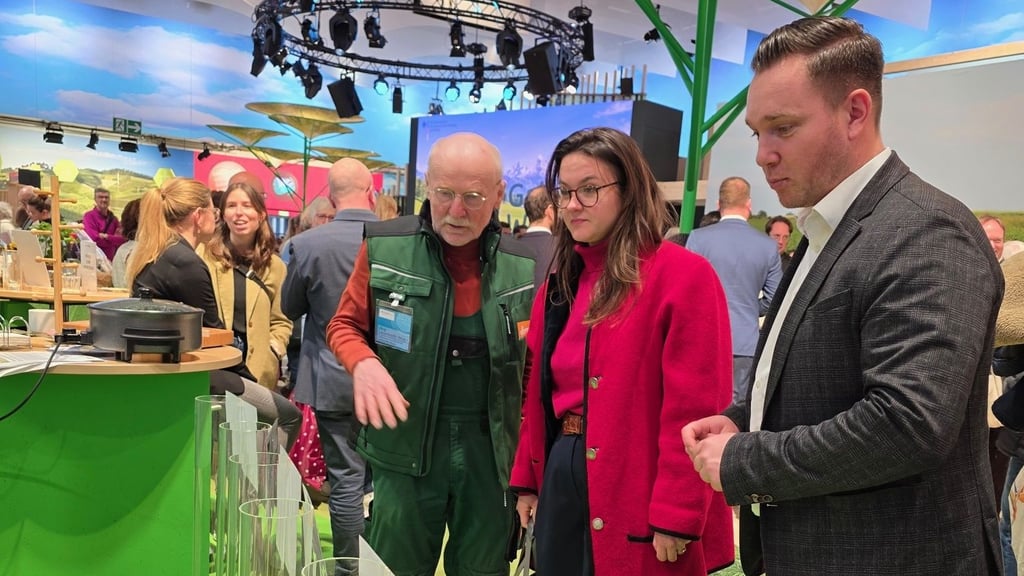 Jörg Lauenroth-Mago erklärt der Bundestagsabgeordneten Anna Eikens (CDU) und dem Bürgermeister von Oebisfelde-Weferlingen, Marc Blanck (CDU), wie das Abstimmungssystem funktioniert.