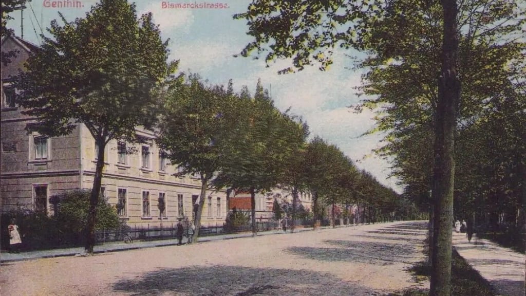 Die Berliner Chaussee als Bismarckstraße um 1910.