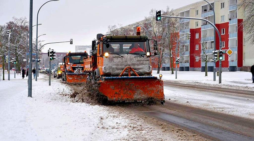 Fahrzeuge des Winterdienstes waren gestern unter anderem im Stendaler Stadtseegebiet unterwegs.