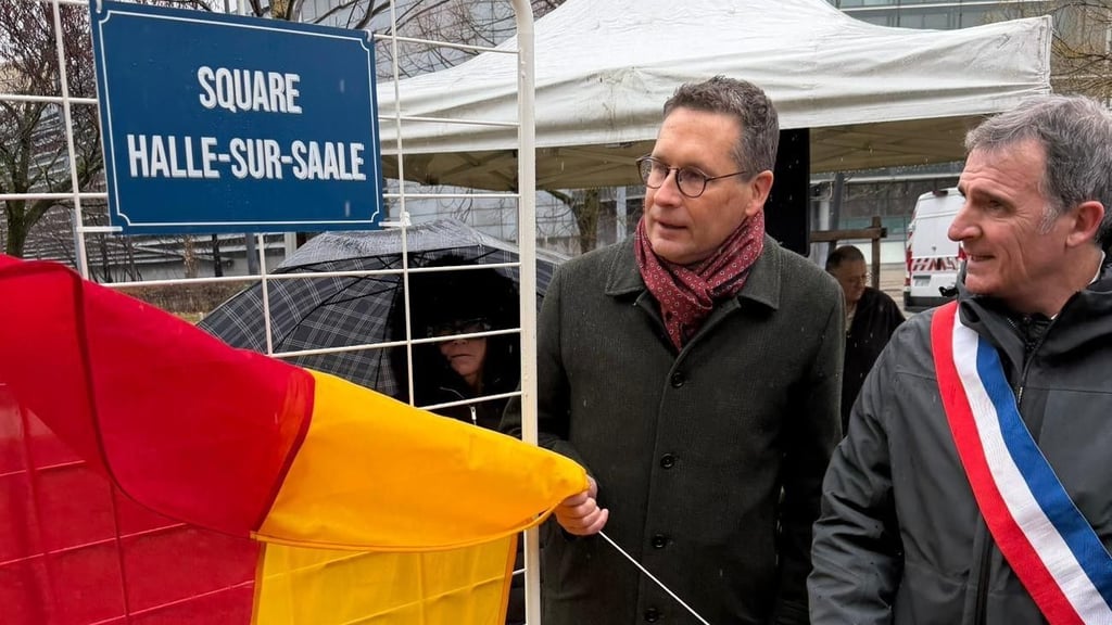 Grenobles Bürgermeister Eric Piolle (rechts) und Halles OB Alexander Vogt weihen den neuen Platz in Grenoble ein. 