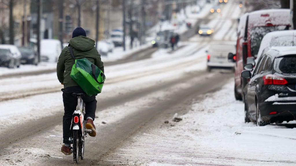 Mehr Schlittern als Fahren: Radler am Montag in Halle