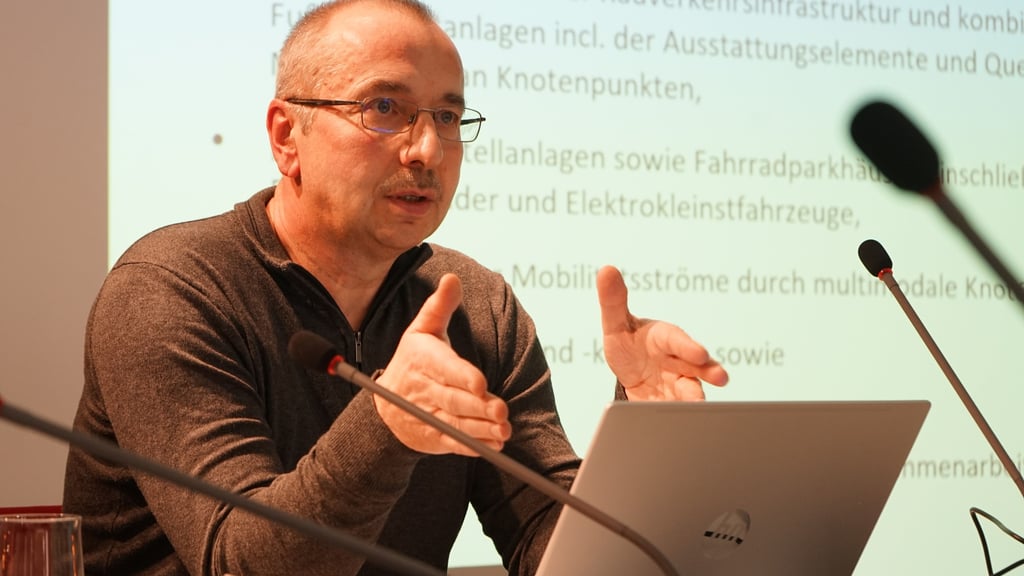 Thomas Schmette erklärt, wem Mittel aus dem europäischen Leader-Programm  helfen können. 