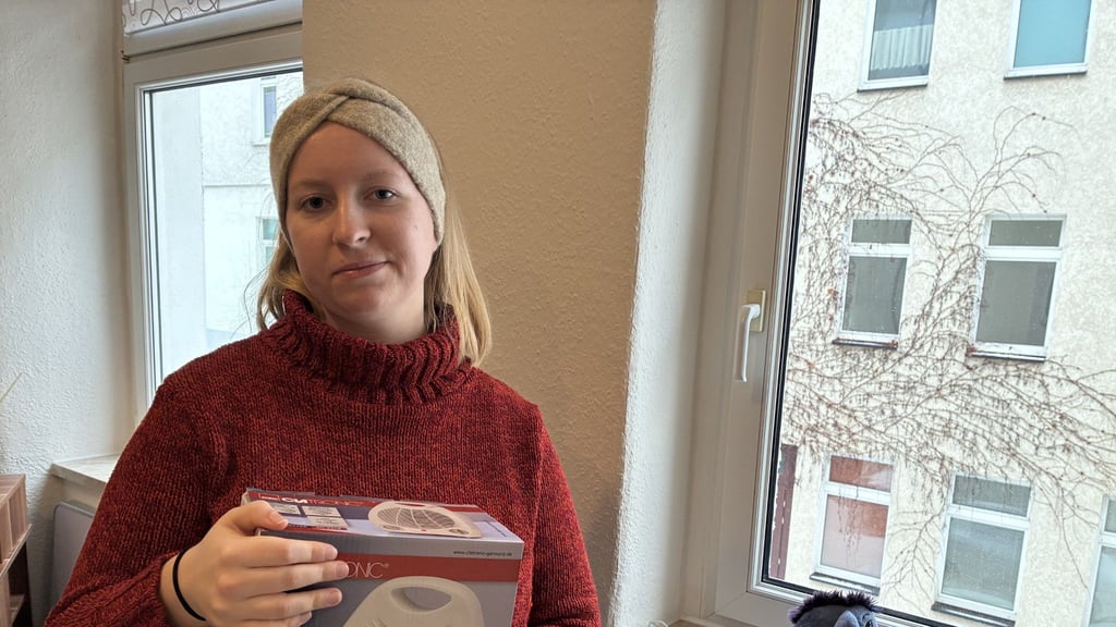 Heizung und Warmwasser sind in Yasmina Langes Wohnung in der Fichtestraße in Magdeburg ausgefallen. Für Abhilfe soll vorerst ein Heizlüfter sorgen.