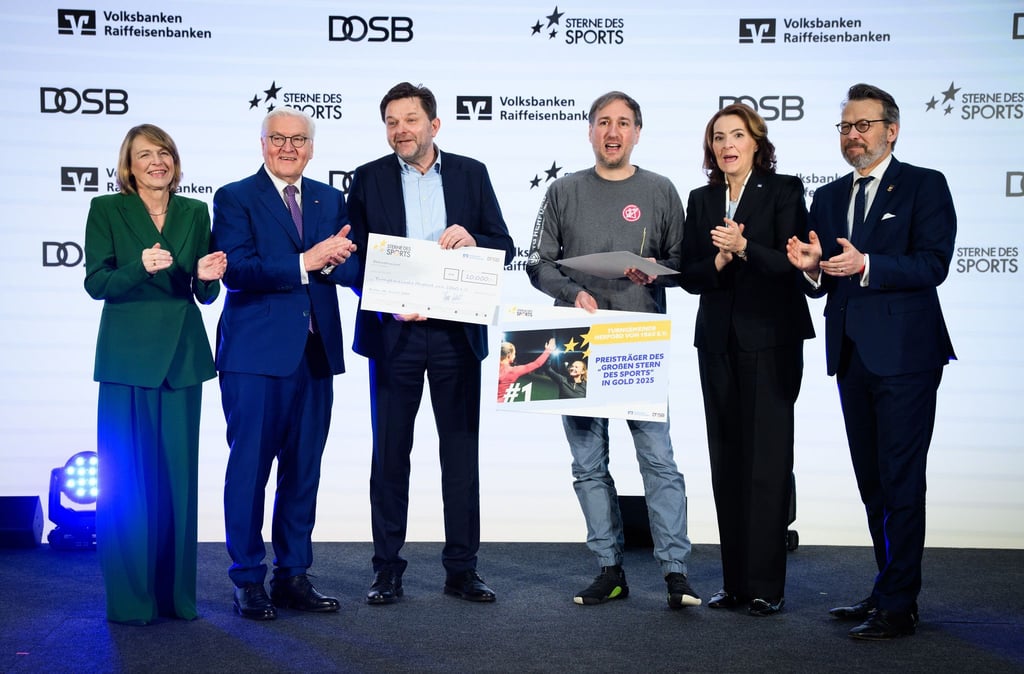 Bundespräsident Frank-Walter Steinmeier (2.v.l.) ehrt den Sterne-Sieger Turngemeinde Herford.