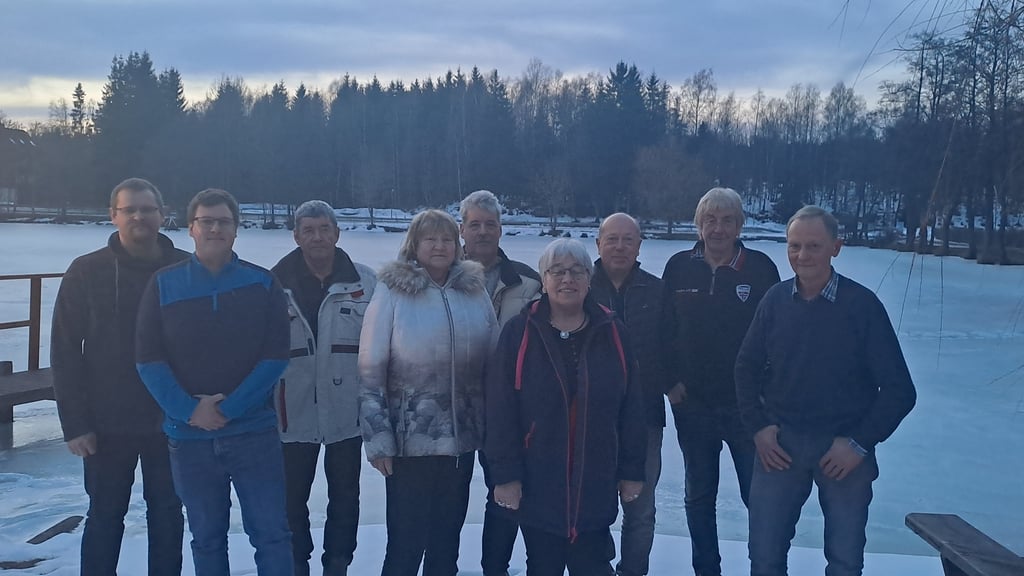 Die Bürgerfraktion im Oberharz verabschiedet Bernd Ehrlich (Zweiter von rechts). Das Treffen fand im Anglerheim des Angelvereins in Hasselfelde statt, dem Dieter Gottstein (erster von rechts) angehört. Er selbst ist aber kein Fraktionsmitglied.