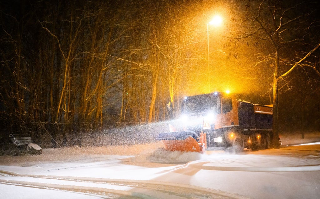 Das Winterwetter prägt den Tag in Niedersachsen.