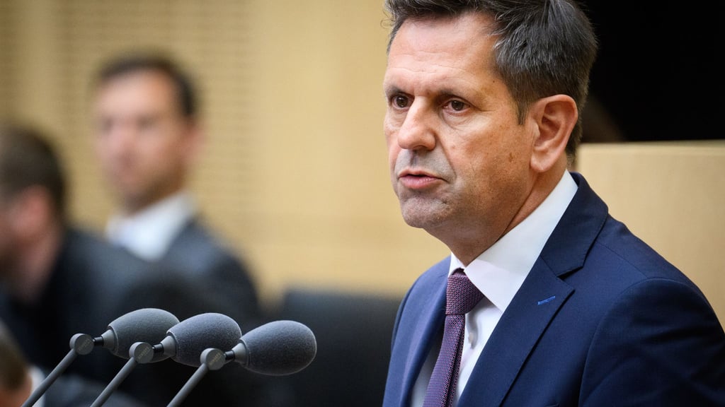 Für viele Menschen sei Teilzeitarbeit die einzige Möglichkeit, überhaupt erwerbstätig zu sein, sagt Ministerpräsident Lies. (Archivbild)