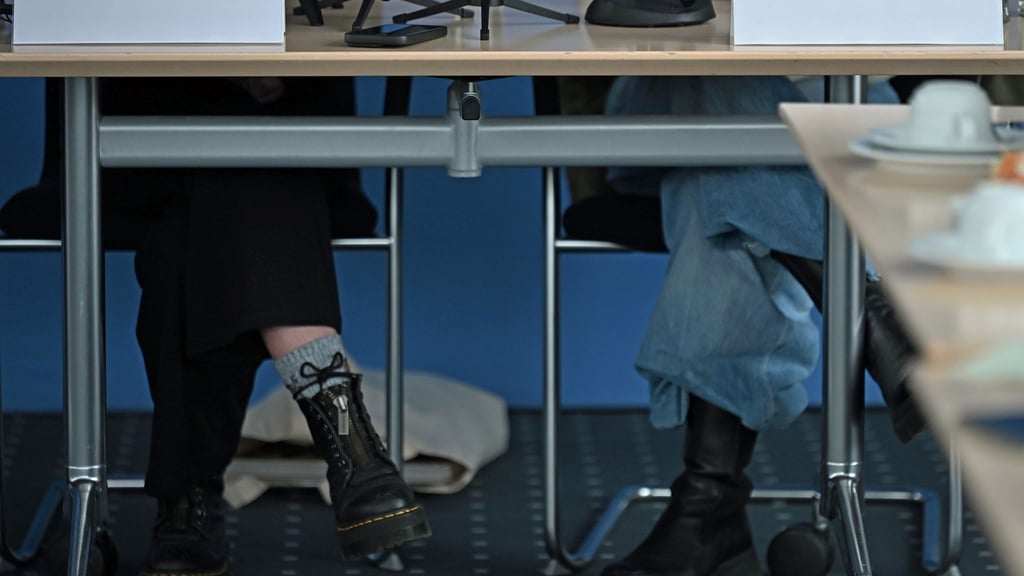Zwei Freundinnen aus Leipzig, die anonym bleiben möchten, berichten bei der Pressekonferenz im niedersächsischen Justizministerium, was sie in einer Sauna erlebten.