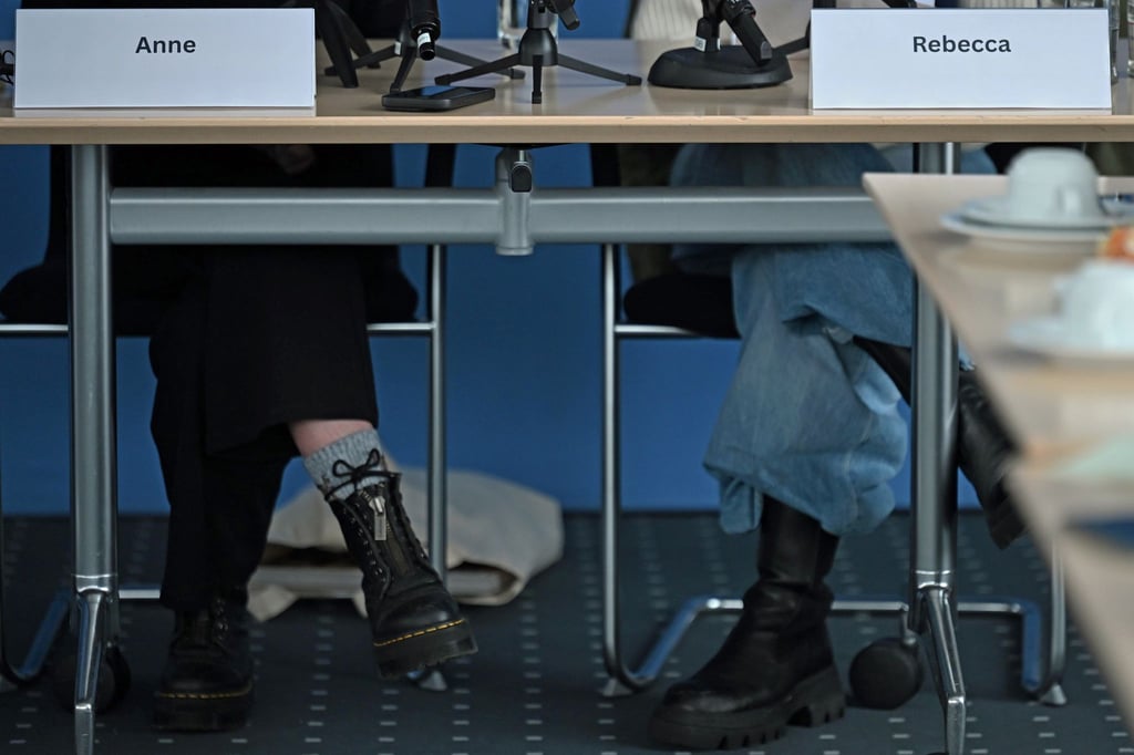 Zwei Freundinnen aus Leipzig, die anonym bleiben möchten, berichten bei der Pressekonferenz im niedersächsischen Justizministerium, was sie in einer Sauna erlebten.
